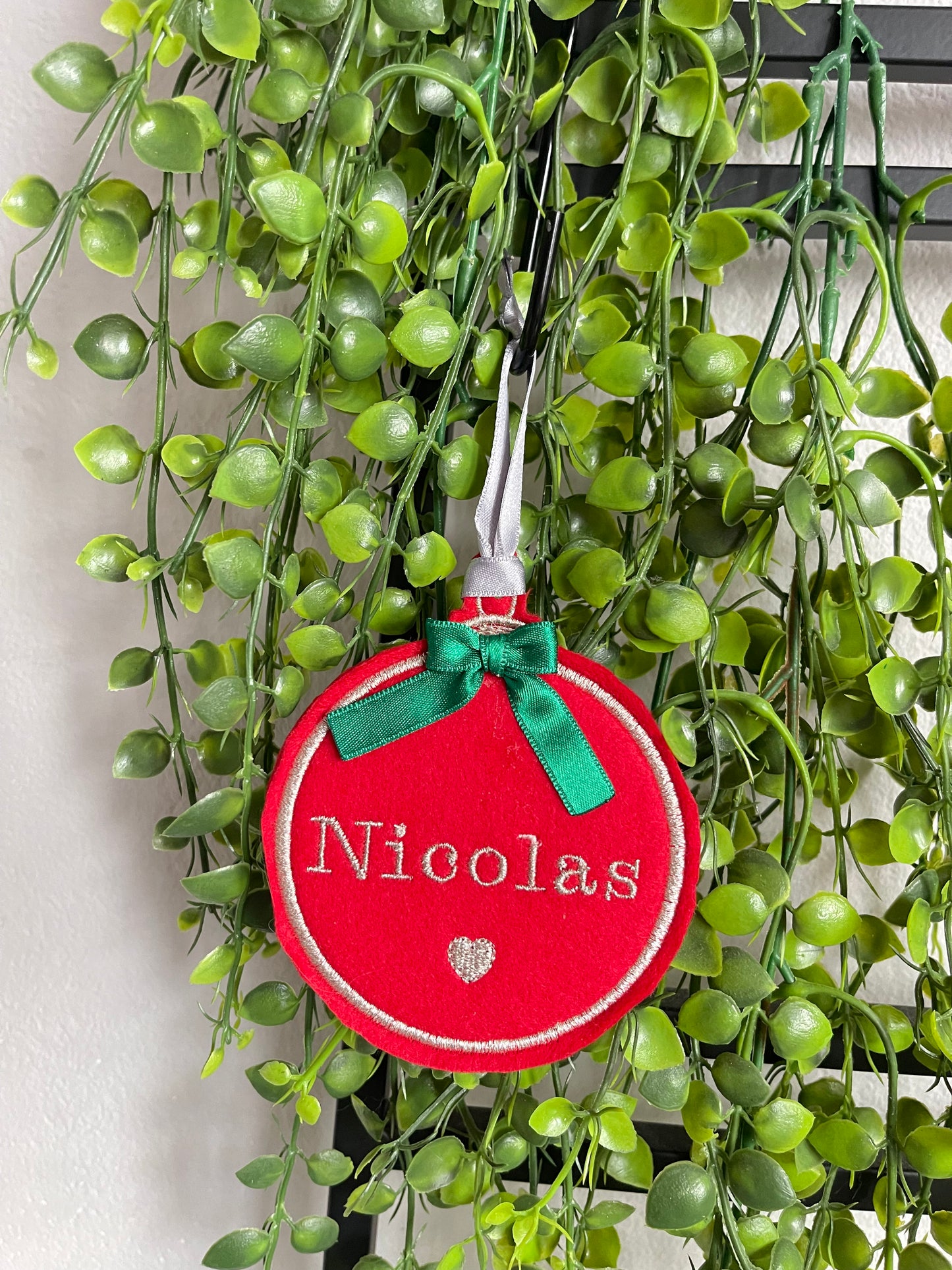 Boule de Noël en feutrine